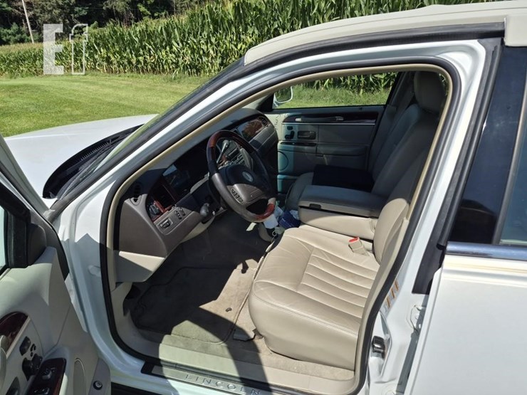 2002-lincoln-towncar-image-11