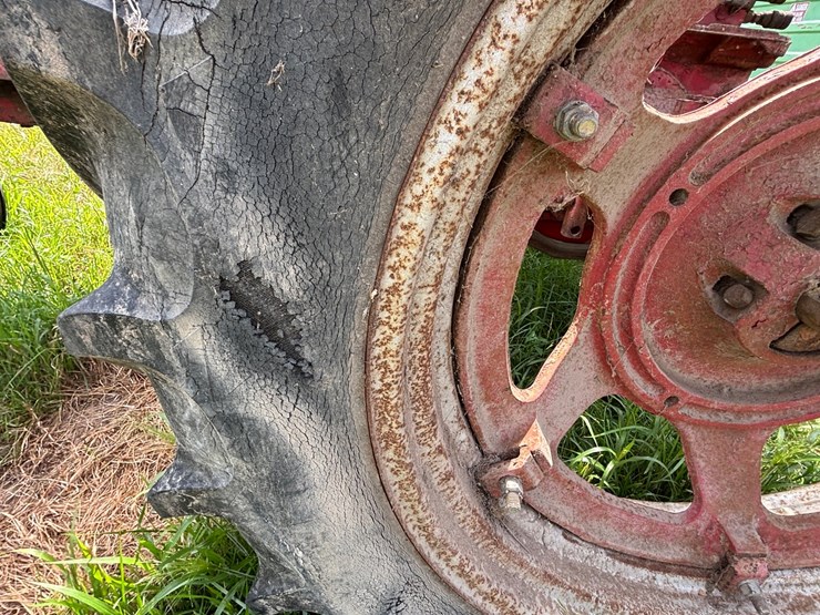 #2567-•-mccormick-farmall-560-gas-tractor-image-26