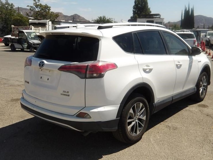 2016-toyota-rav4-image-3