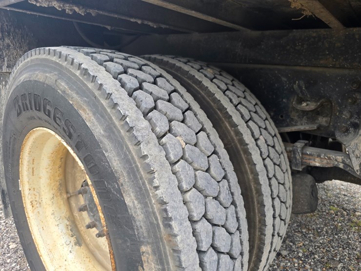 2006-freightliner-m2-106-image-73