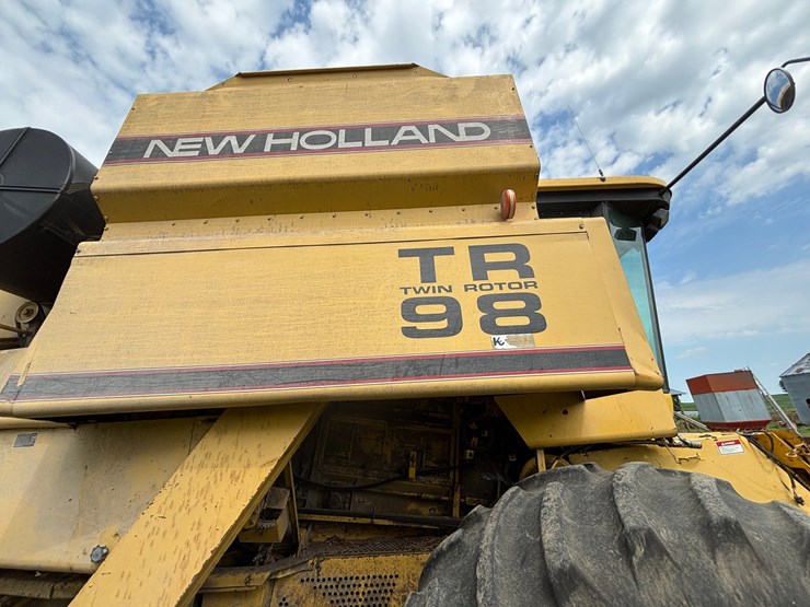 new-holland-tr98-image-11
