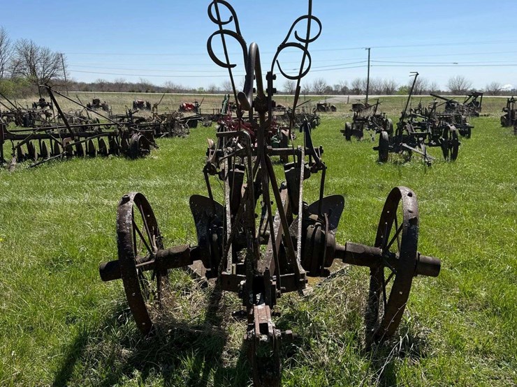 oliver-two-bottom-horse-drawn-walking-plow-with-no.-3-bottoms-image-2