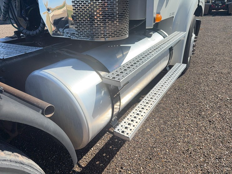 2012-freightliner-business-class-m2-112-day-cab-semi-image-29