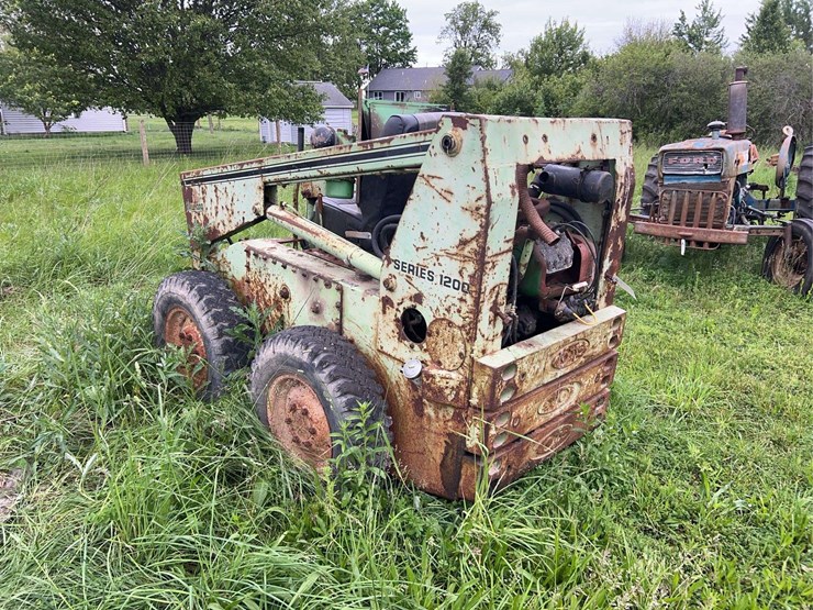 omc-1200-mustang-skid-loader-image-3