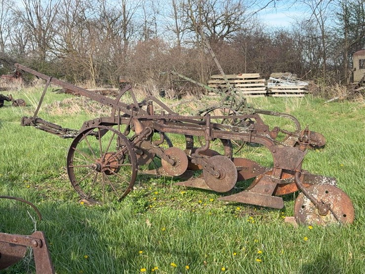 ihc-3-bottom-plow-image-8