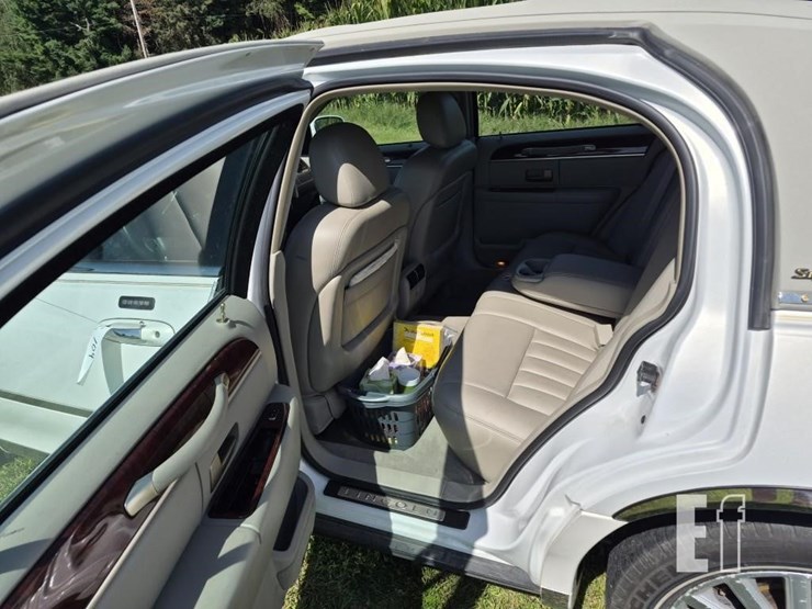2002-lincoln-towncar-image-10
