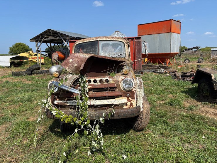 #2583-•-dodge-flatbed-truck-(no-title,-for-parts)-image-2