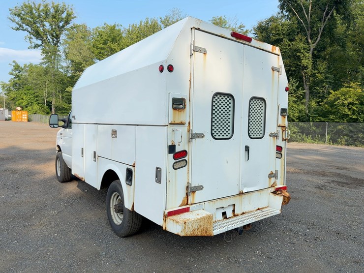 2011-ford-e350-image-3