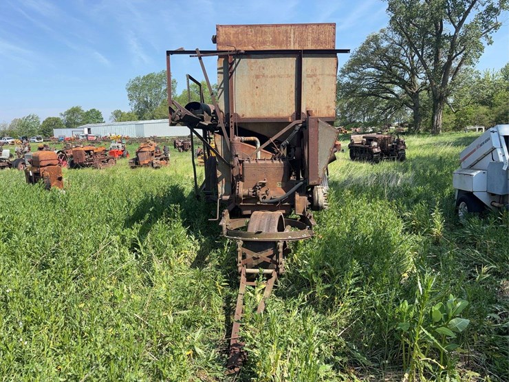 holt-caterpillar-pull-type-combine-image-2