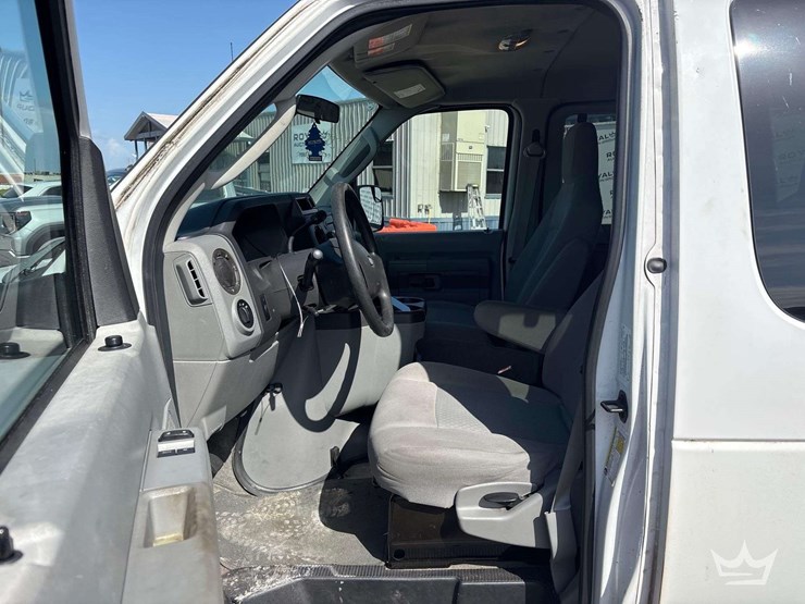 2013-ford-e350-image-13