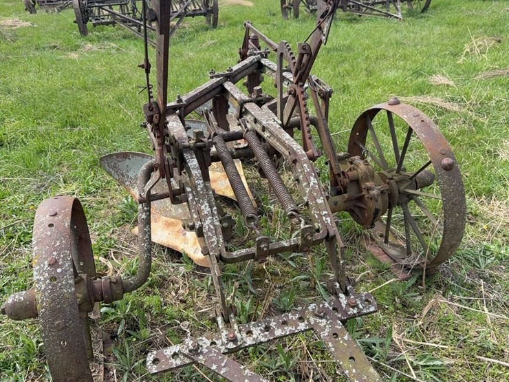 case-three-bottom-14”-pull-type-plow-image-9