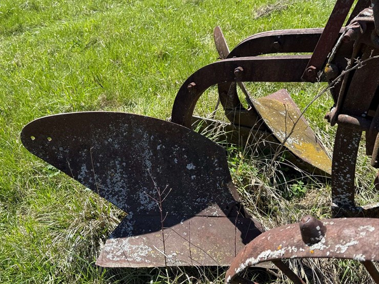 oliver-two-bottom-horse-drawn-walking-plow-with-no.-3-bottoms-image-8