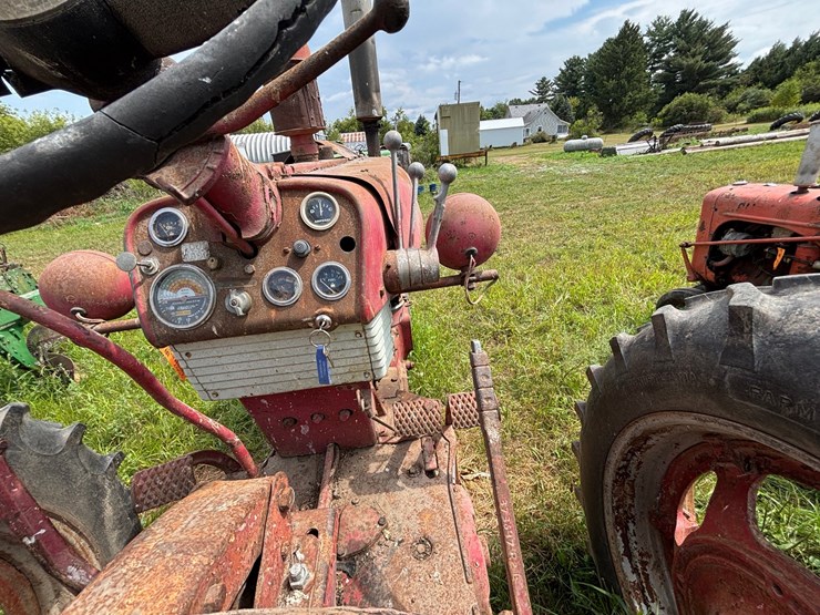 #2567-•-mccormick-farmall-560-gas-tractor-image-21