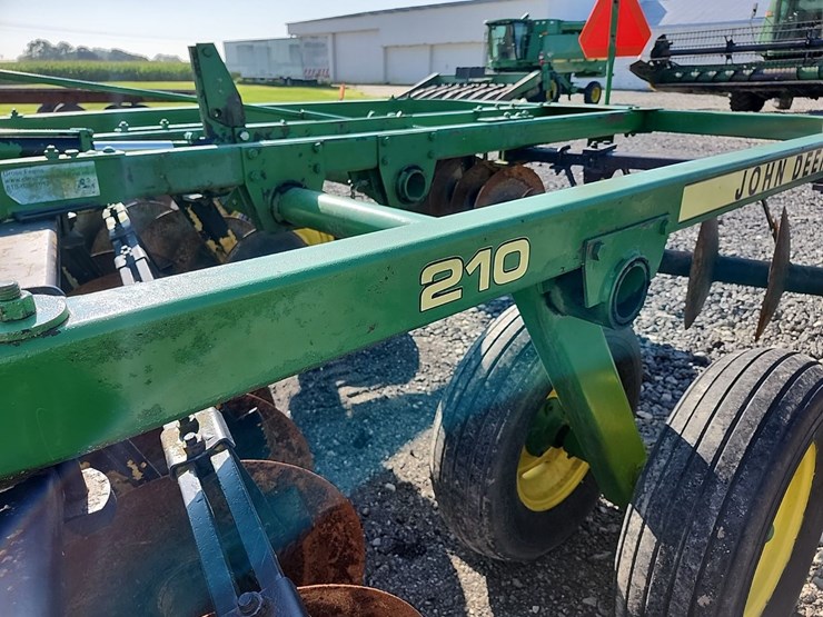 john-deere-210-image-2