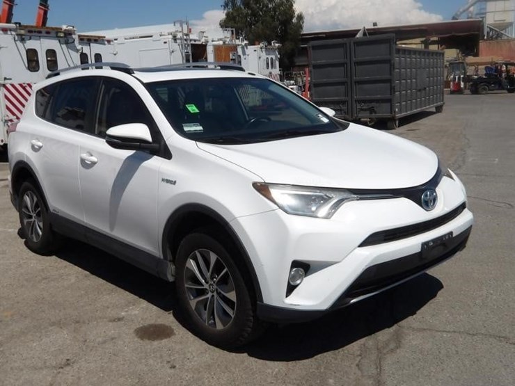 2016-toyota-rav4-image-2