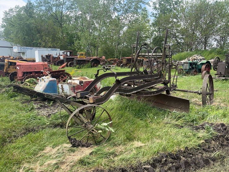 pull-type-road-grader-image-1