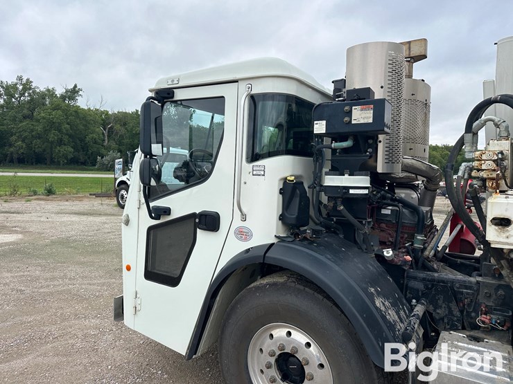 2024-mack-lr64-loadmaster-sideloader-t/a-garbage-truck-image-9