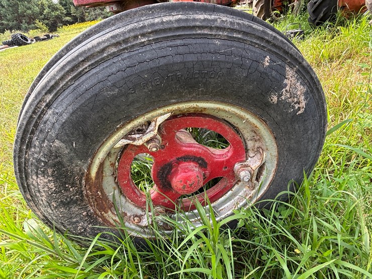 #2567-•-mccormick-farmall-560-gas-tractor-image-44