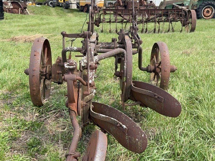 case-two-bottom-14”-pull-type-plow-image-4