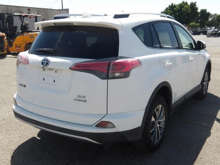 2016-toyota-rav4-image-3