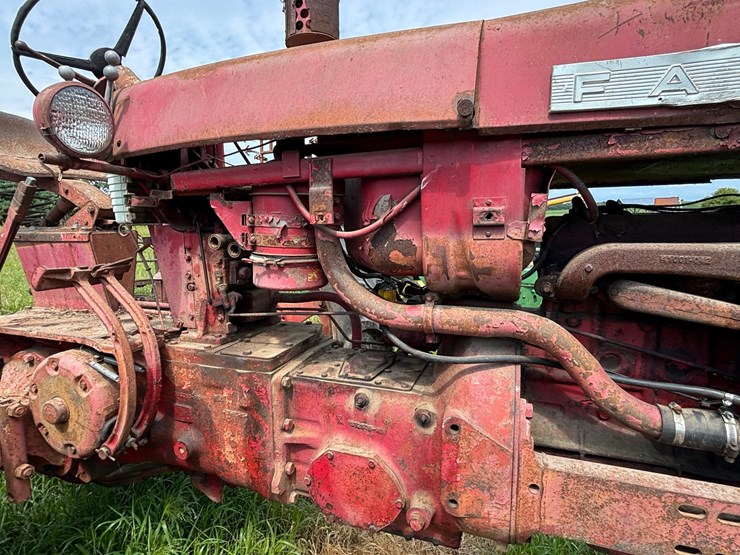 #2567-•-mccormick-farmall-560-gas-tractor-image-36