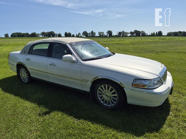 2002-lincoln-towncar-image-4