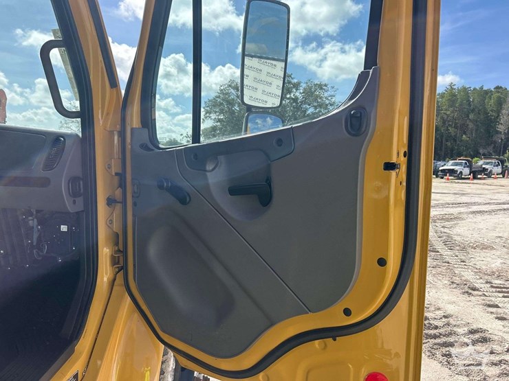 2017-freightliner-m2-106-image-18