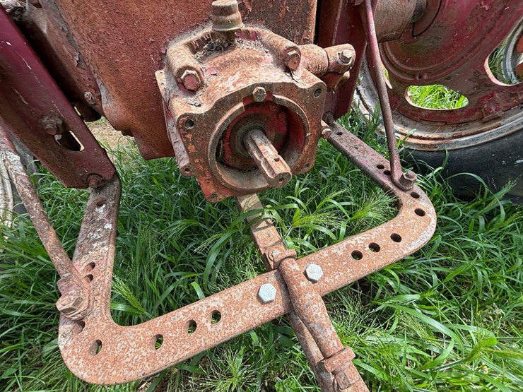 #2567-•-mccormick-farmall-560-gas-tractor-image-15