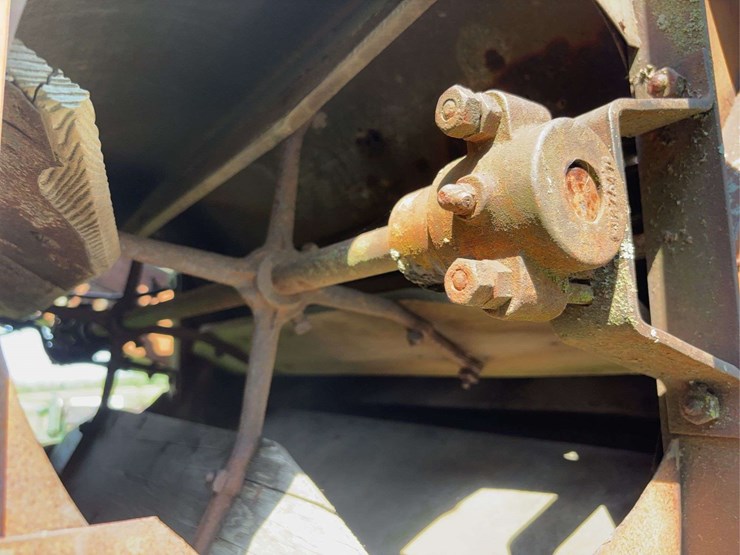 holt-caterpillar-pull-type-combine-image-58