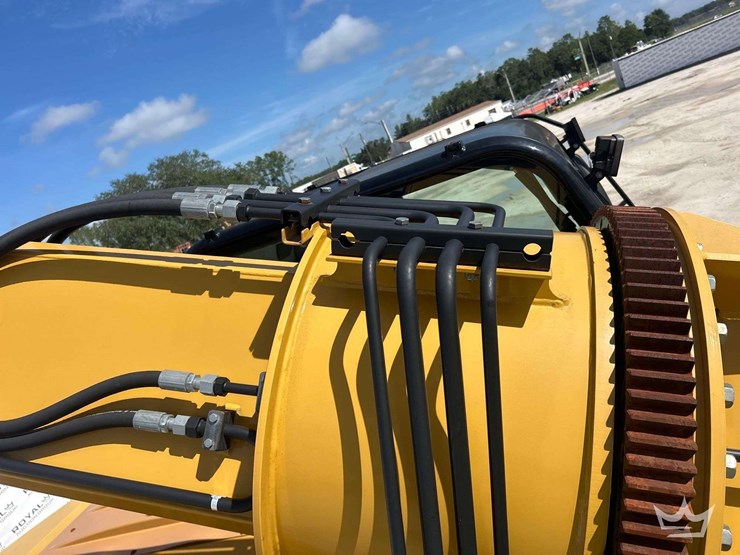 2017-freightliner-m2-106-image-35