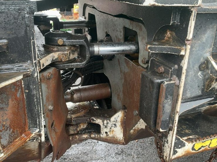 2014-deere-648h-image-40