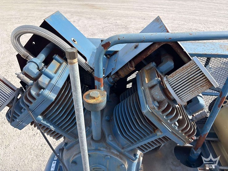 quincy-qt25a-horizontal-duplex-air-compressor-image-8