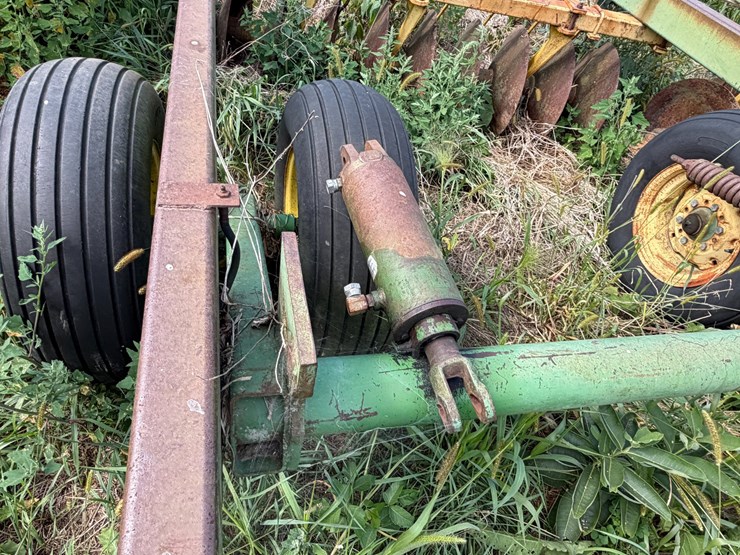 john-deere-220-image-29