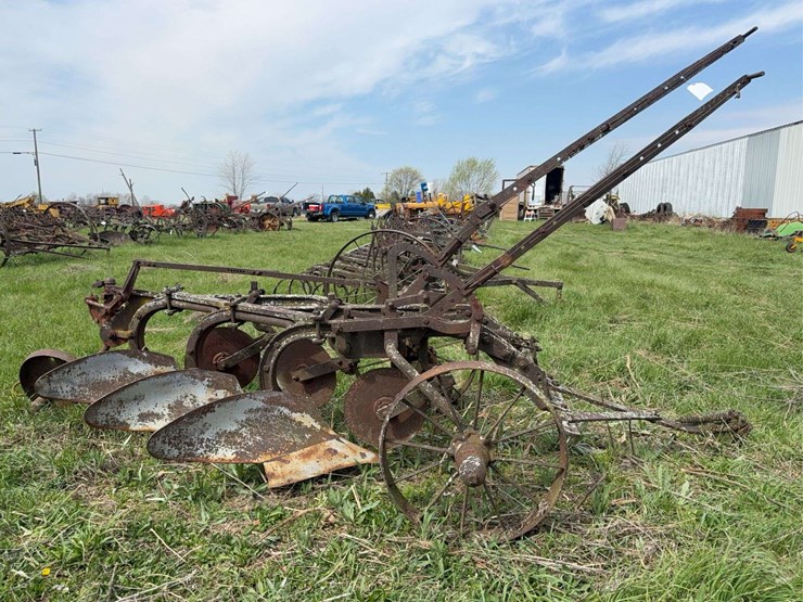 case-three-bottom-14”-pull-type-plow-image-2