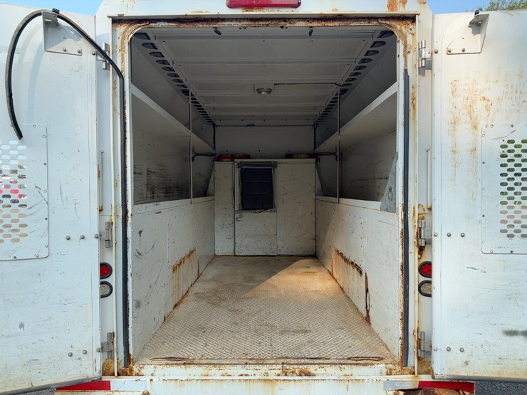 2011-ford-e350-image-17