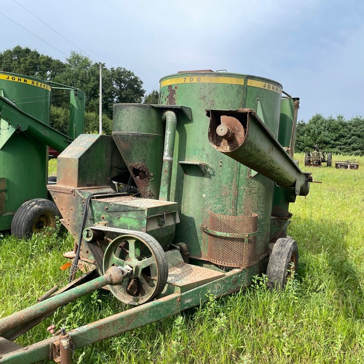 JOHN DEERE 700
