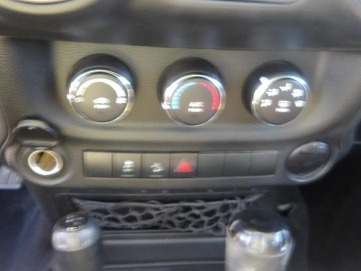 2011-jeep-wrangler-image-25
