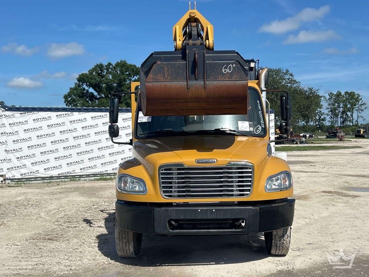 2017-freightliner-m2-106-image-47