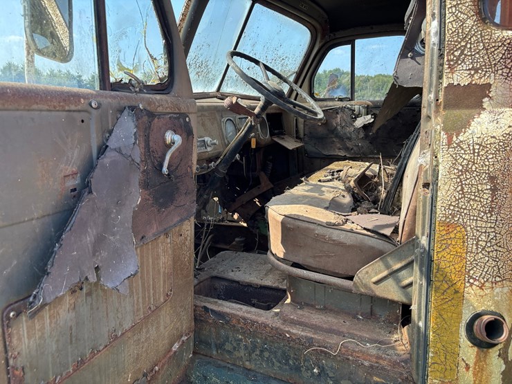 #2583-•-dodge-flatbed-truck-(no-title,-for-parts)-image-9