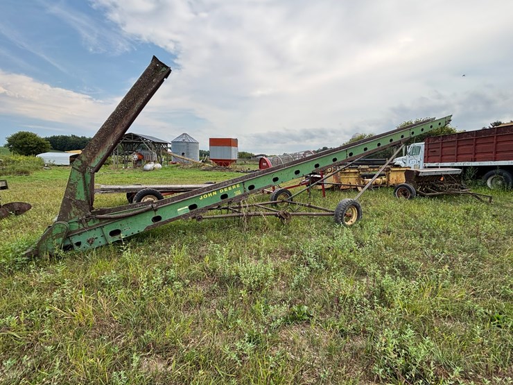 john-deere-300-image-5