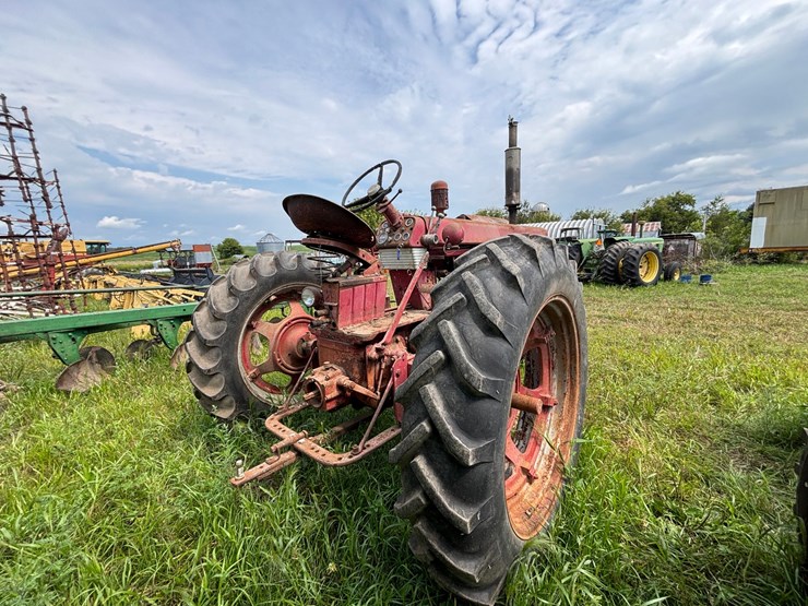 #2567-•-mccormick-farmall-560-gas-tractor-image-6