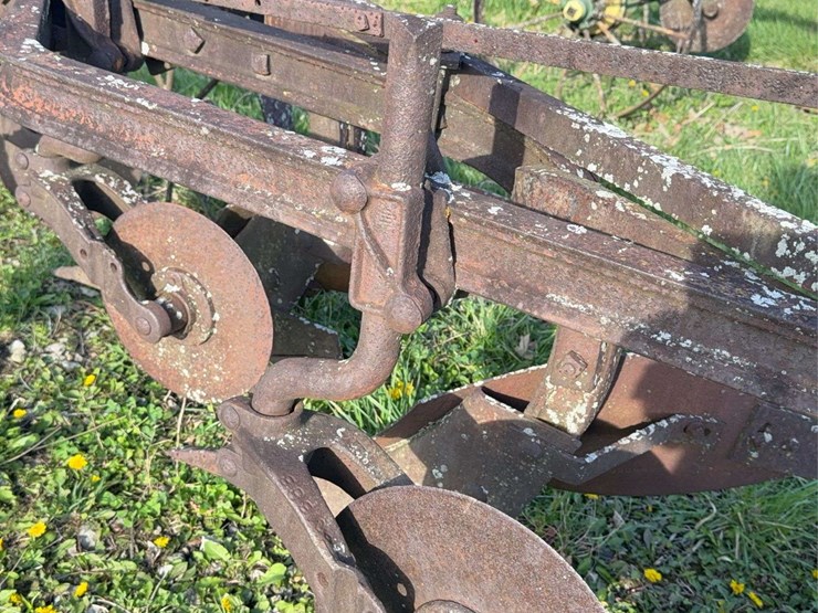 ihc-3-bottom-plow-image-14