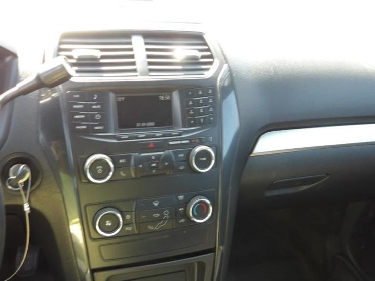 2019-ford-explorer-image-24