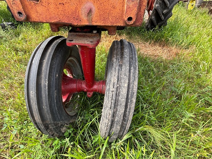 #2567-•-mccormick-farmall-560-gas-tractor-image-43