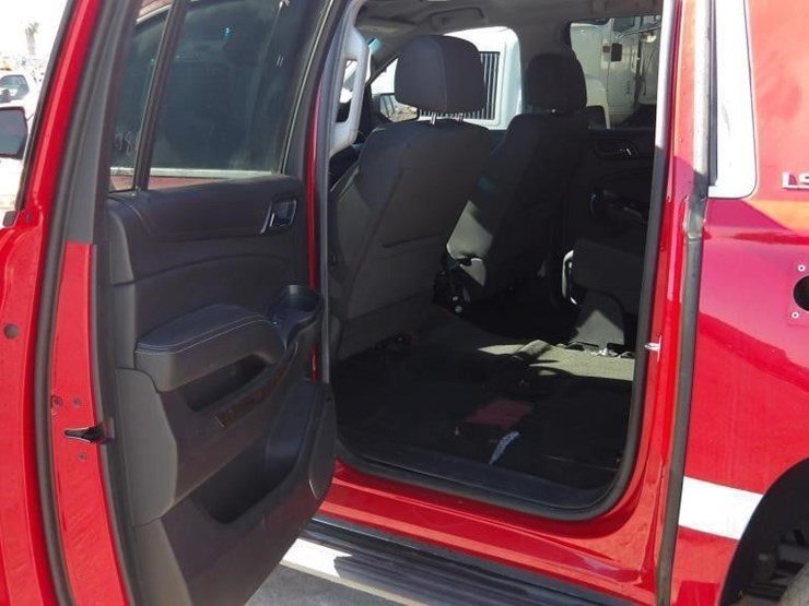 2016-chevrolet-suburban-image-13