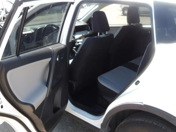 2016-toyota-rav4-image-18