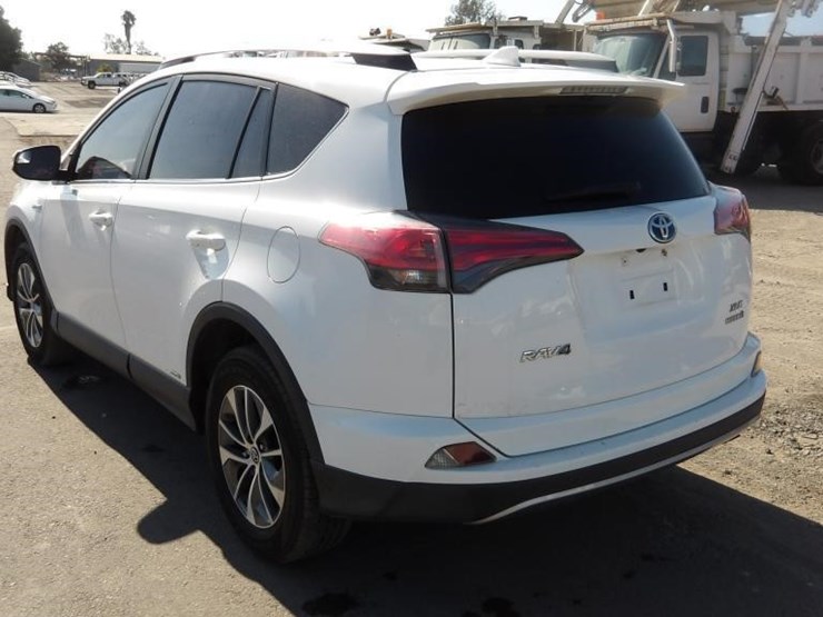 2017-toyota-rav4-image-4