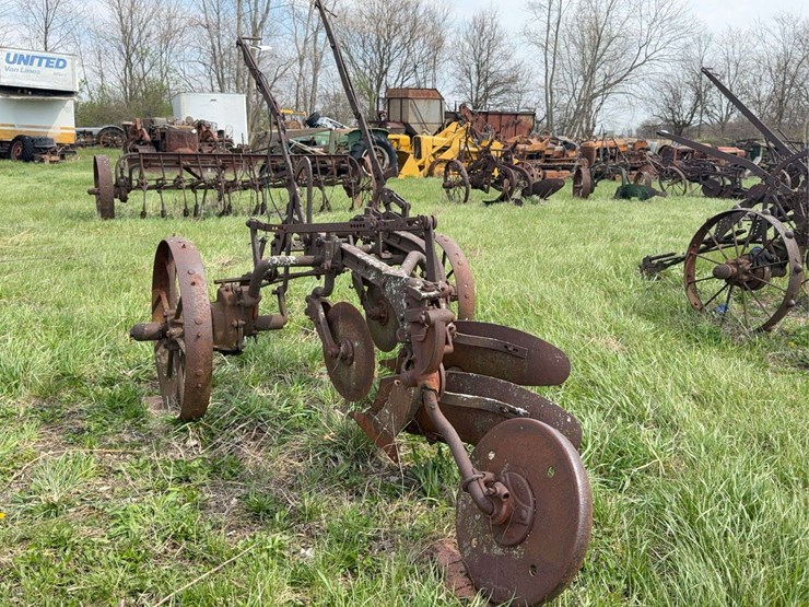 case-two-bottom-14”-pull-type-plow-image-5