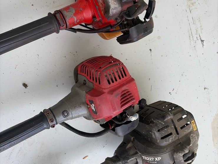 #36-•-3-gas-string-trimmers-image-3