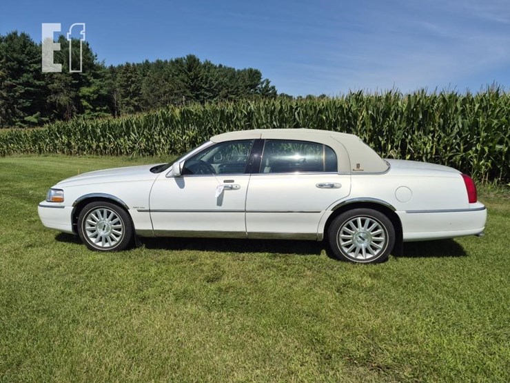2002-lincoln-towncar-image-5